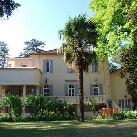 Estate With Shared Pool & Boules Court Сasa de vacaciones