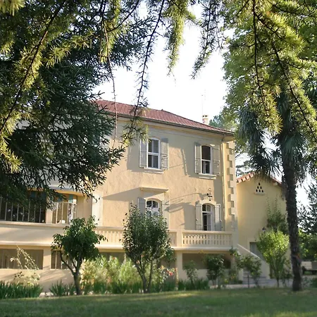 Estate With Shared Pool & Boules Court 펜션 *
